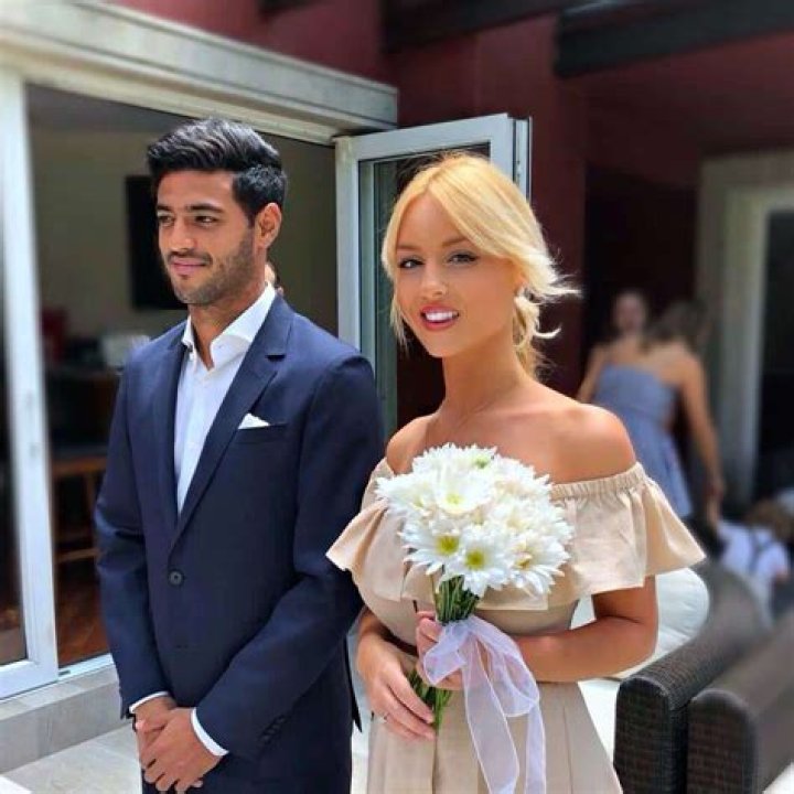 Carlos Vela is not Married to Wife. Dating Girlfriend: Saioa Cañibano. Kids: Romeo, India.