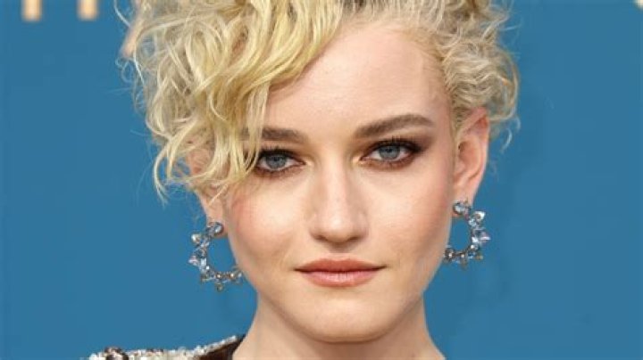 
Julia Garner Thanks Jason Bateman for ‘Taking a Chance’ on Her During Emmys Acceptance Speech 